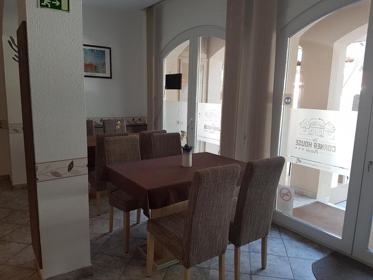 The Corner House Panzio Hotel Tata Luaran gambar