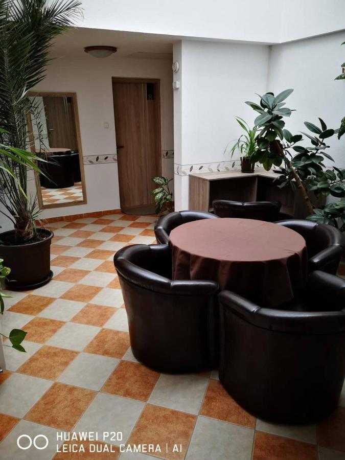 The Corner House Panzio Hotel Tata Luaran gambar