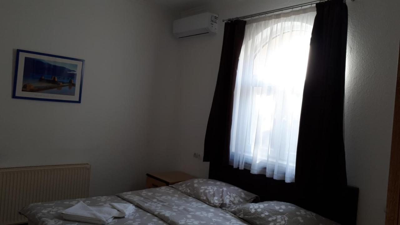 The Corner House Panzio Hotel Tata Luaran gambar