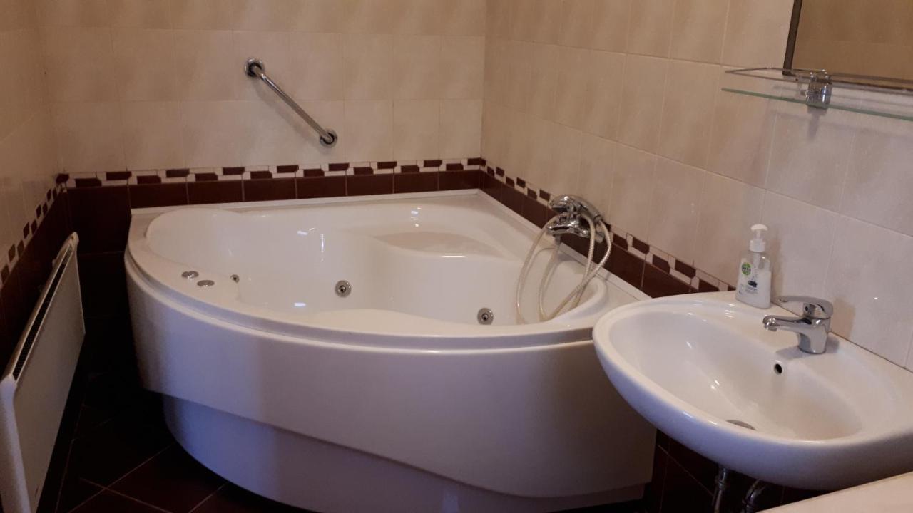 The Corner House Panzio Hotel Tata Luaran gambar