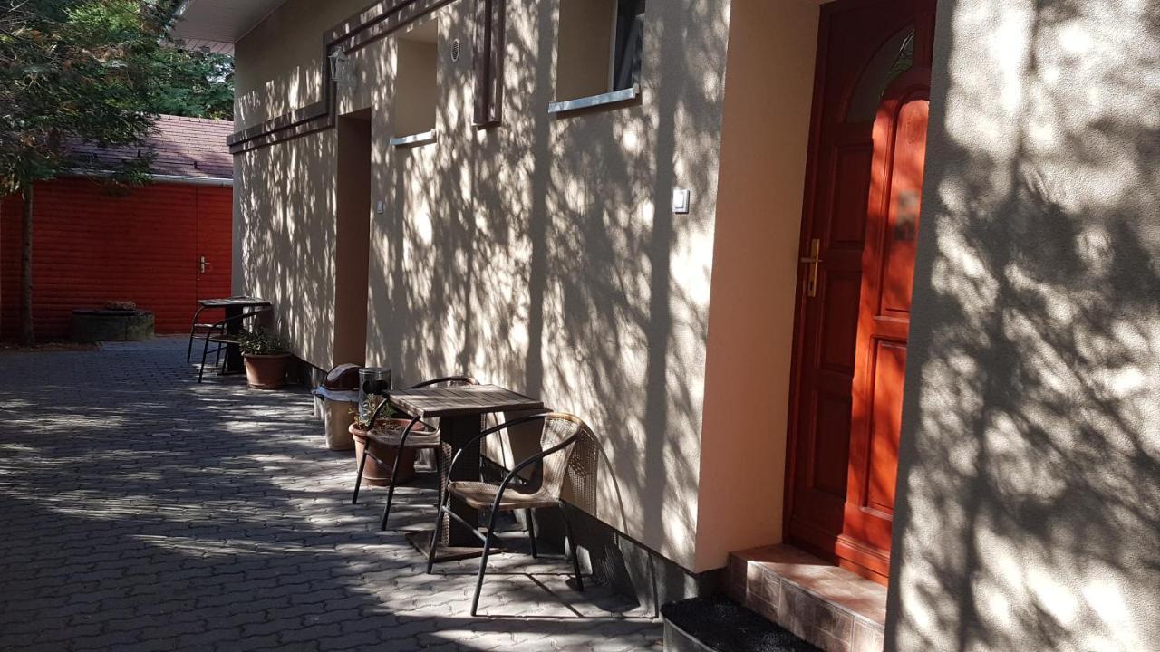 The Corner House Panzio Hotel Tata Luaran gambar
